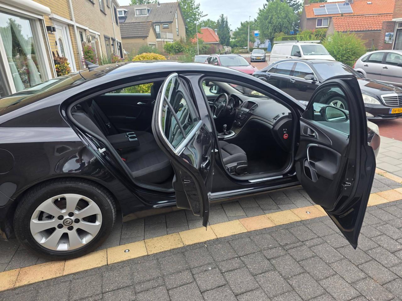 Tekoop zeer nette Opel Insignia 1.8i Cosmo  bj 2010