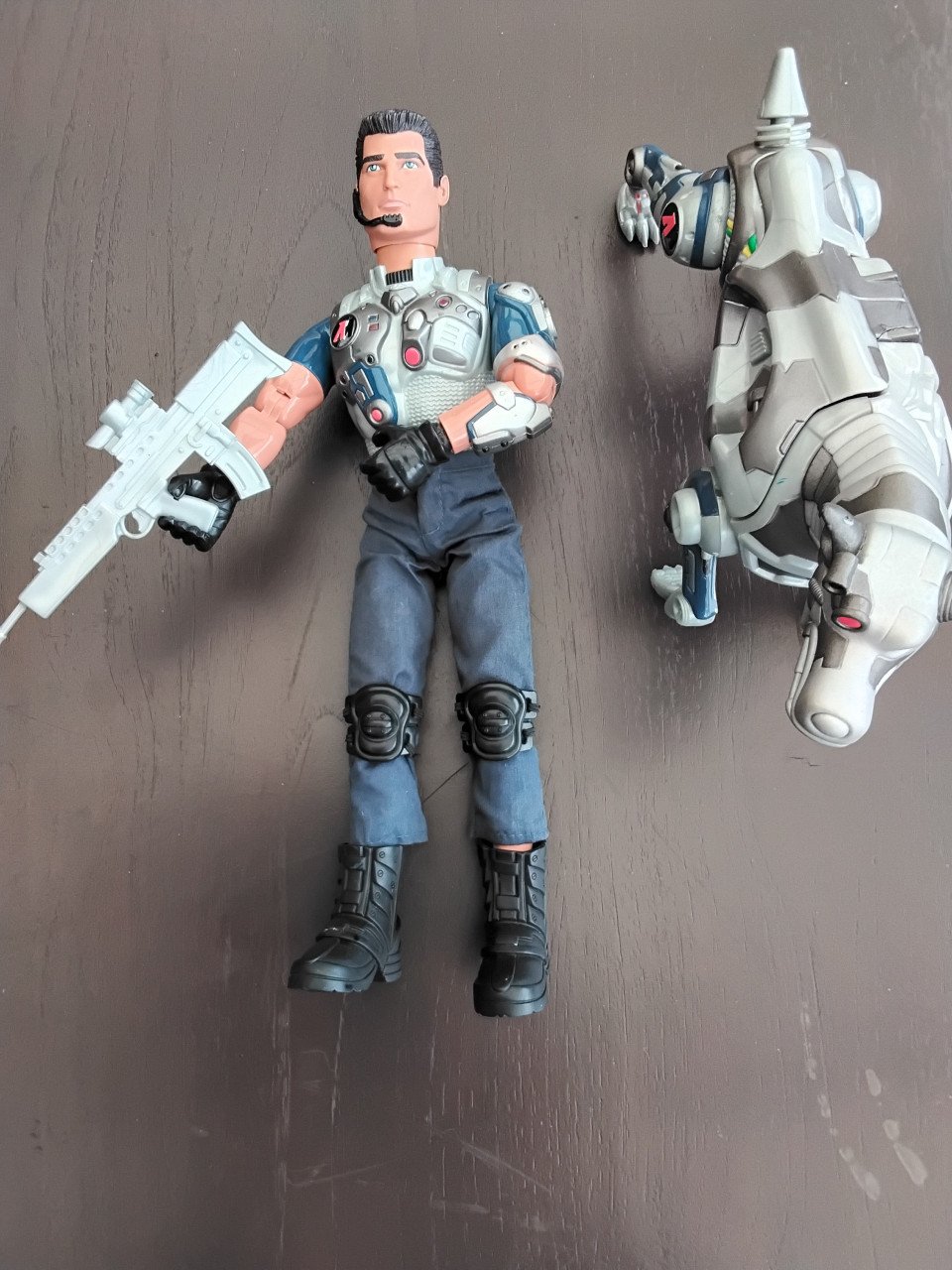 Action man met hond.