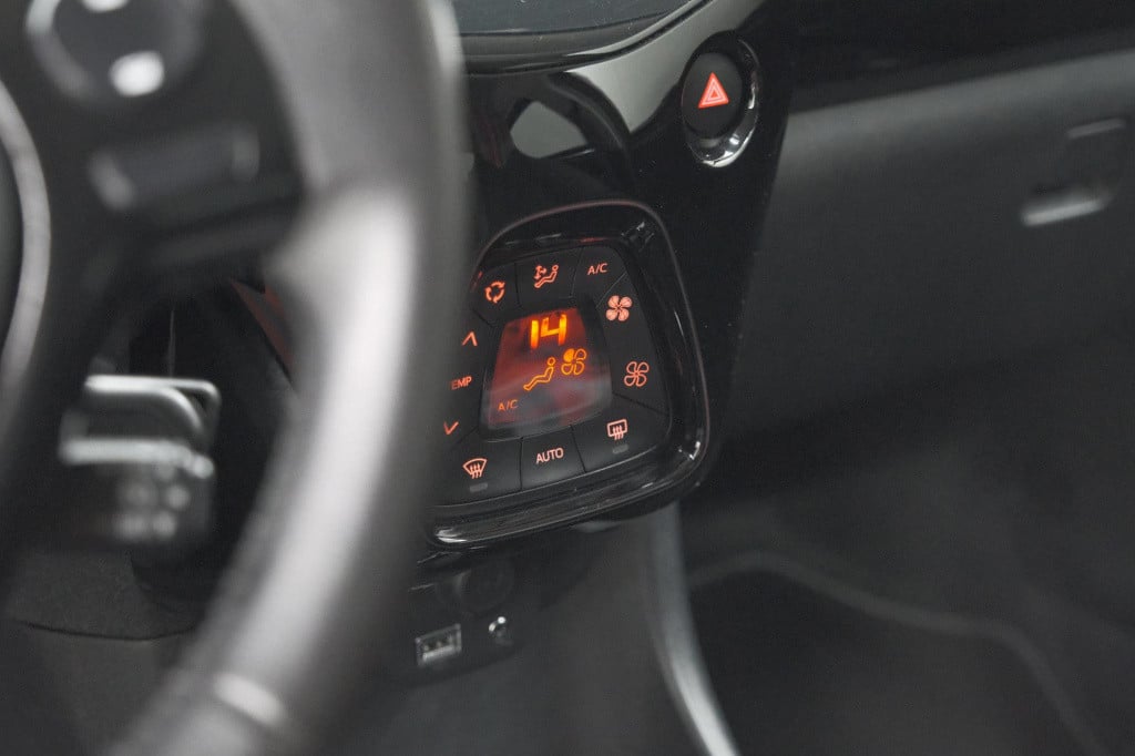 Peugeot 108 1.0 e-vti allure top! | elektrisch vouwdak | trekhaak | camera 