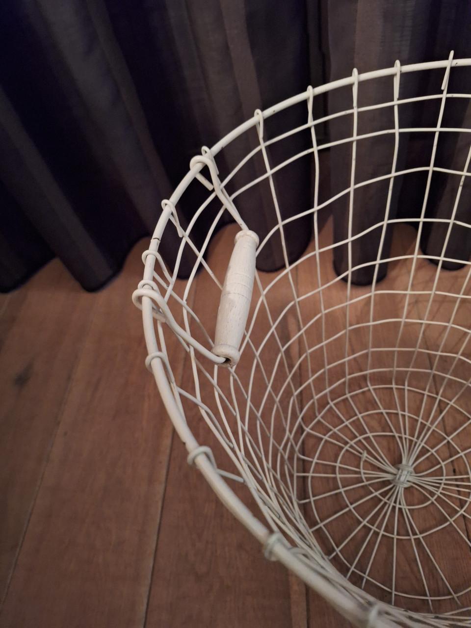 4 mooie witte draadmanden