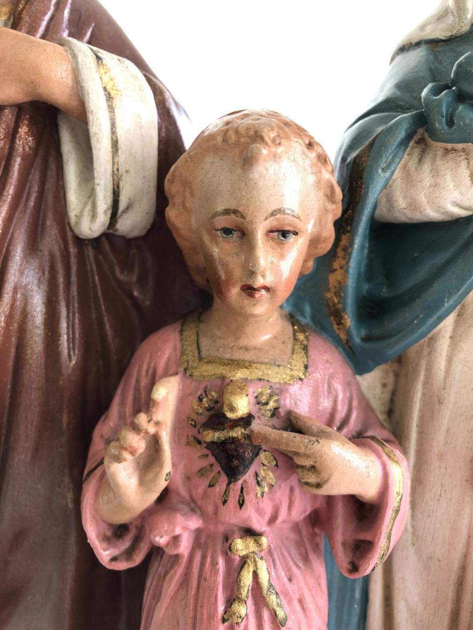 Mooi oud brocante heilig familiebeeld met Maria, Jozef en kindje Jezus