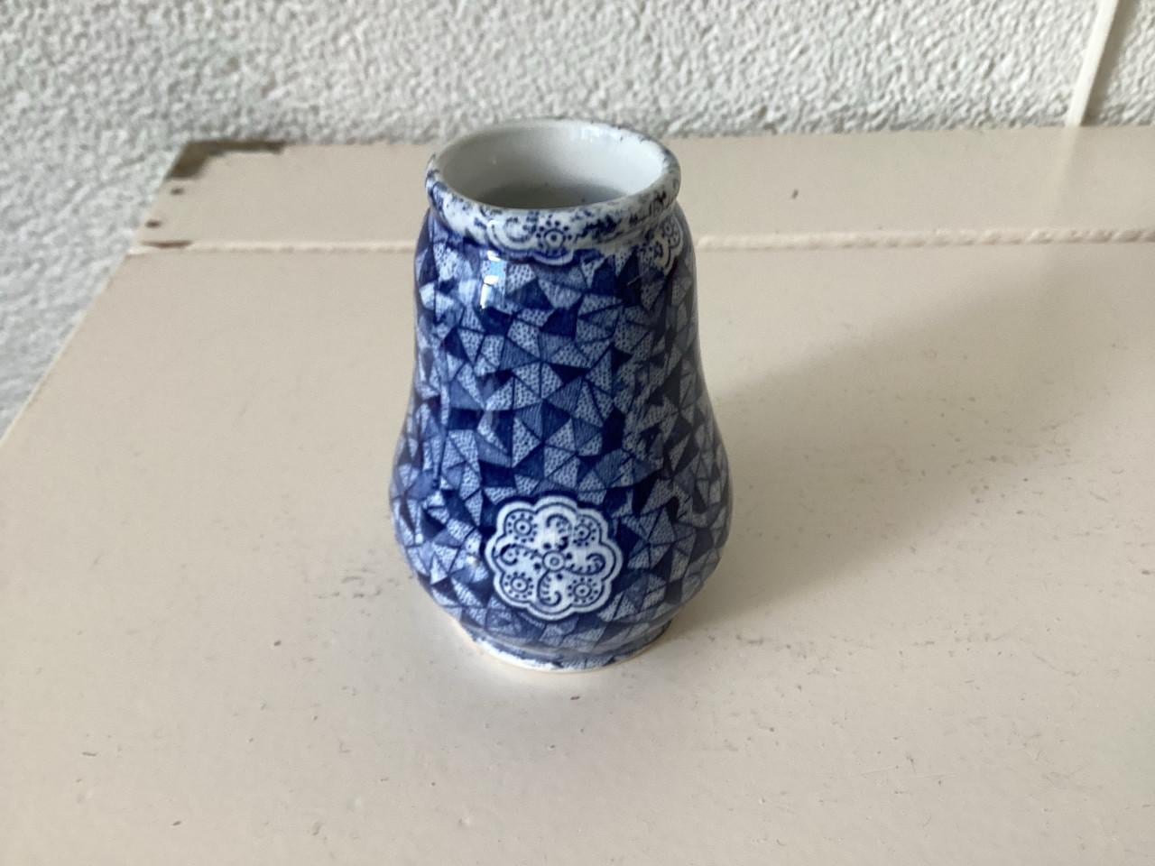 Vaasjes. 2 x Porselijn. (Villeroy & Boch)