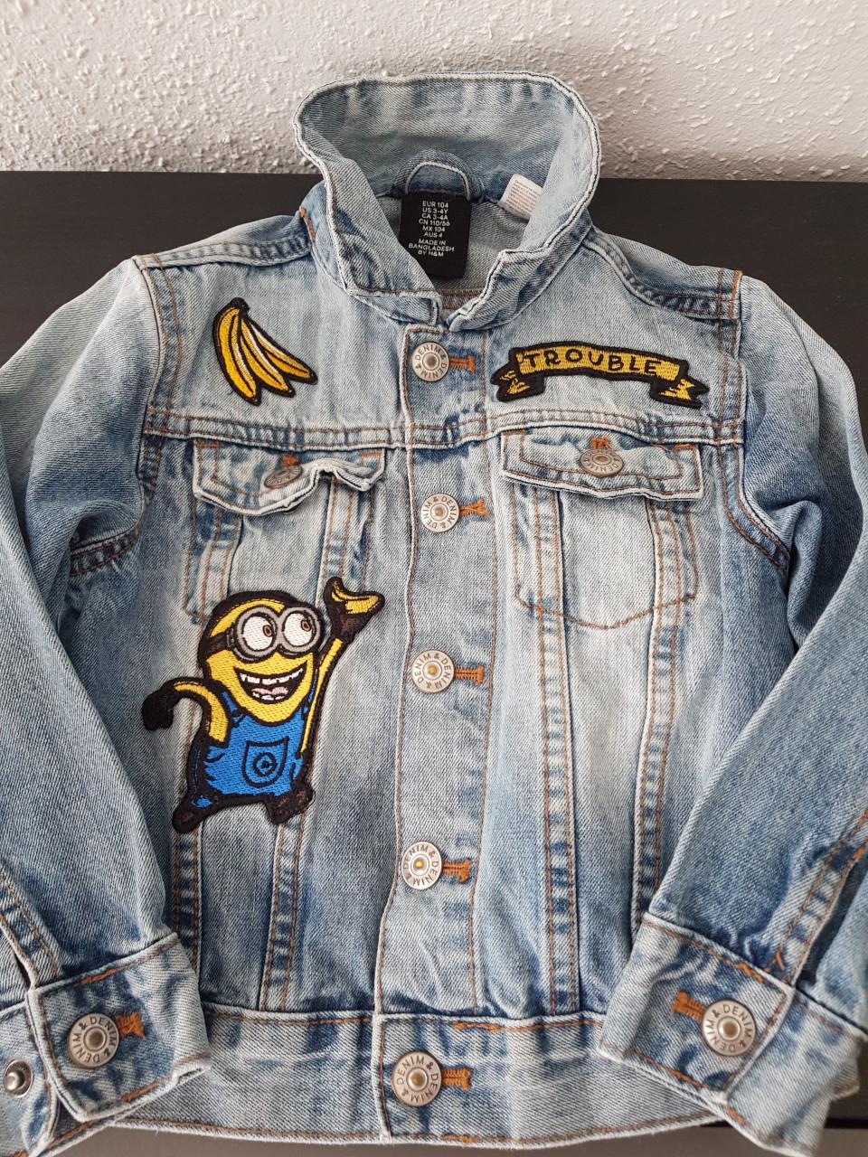 Minion spijkerjasje maat 104