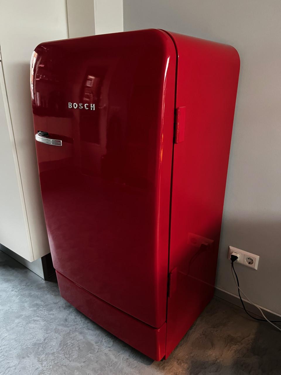 Rode Bosch retro koelkast met vriesvak