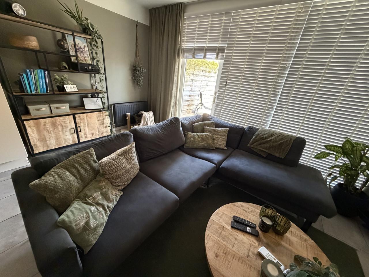 Fauteuil en set 4 eetkamerstoelen en bankstel