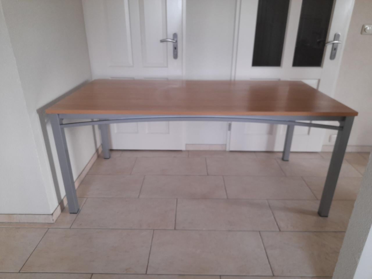Tafel / bureau  180 x 90 x 74H ( in goede nette staat )