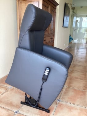 Luxe Velderhof(idem Prominent)Sta-op relax Elektrische (Als nieuw)Smal