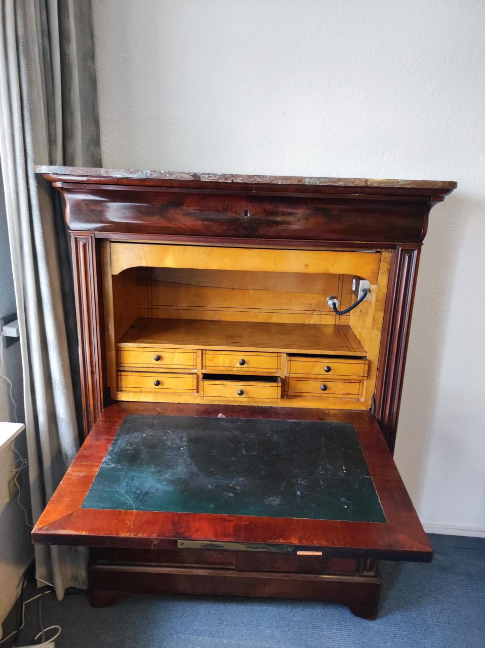 Antieke bureau kast