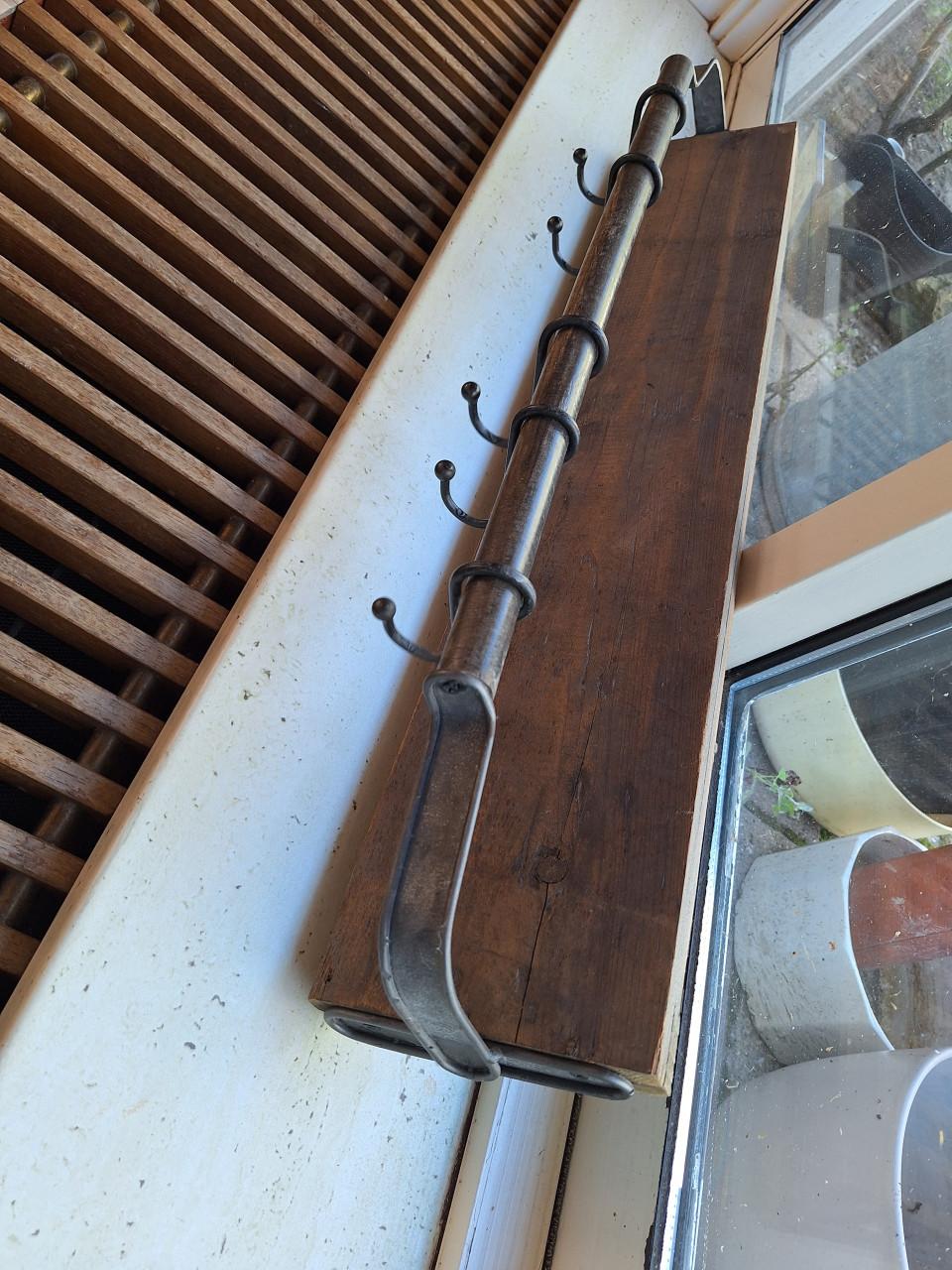 Stoere houten kapstok met metalen haken