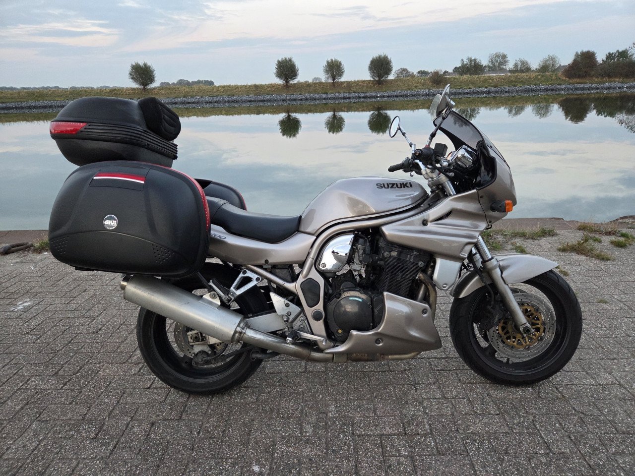 Suzuki GSF1200N (bandit) met volle kuip en 3 delig kofferset (weinig km's)