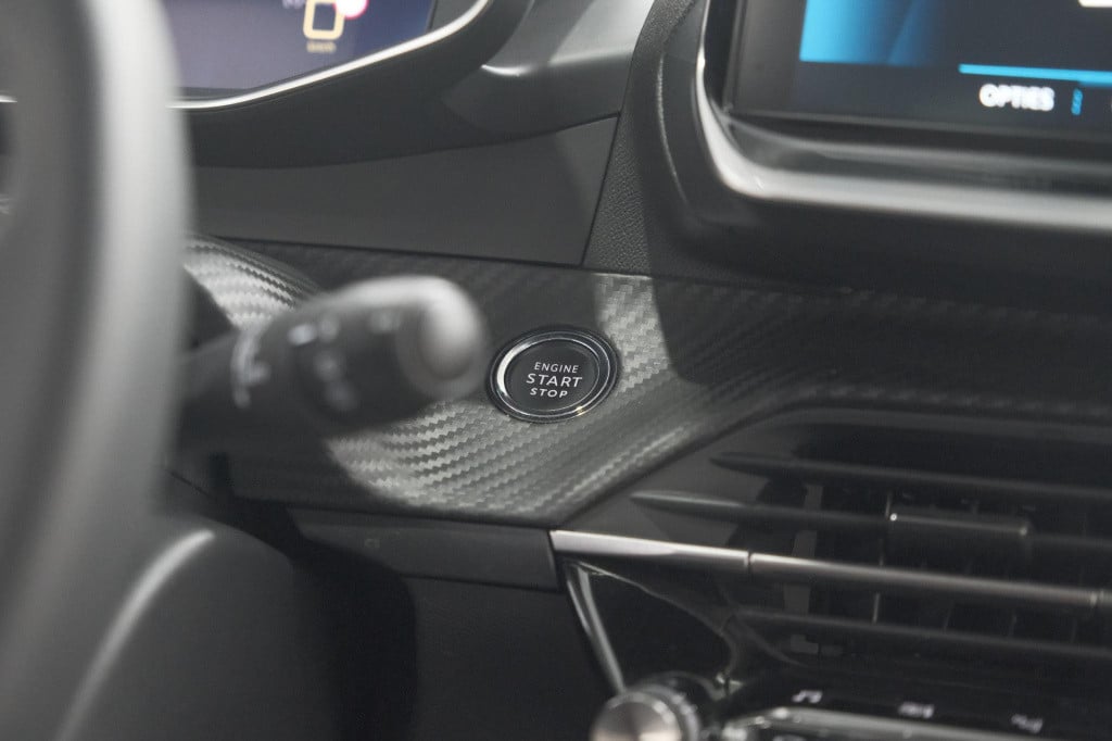 Peugeot 208 puretech 100 eat8 allure pack | camera | apple carplay | parkee