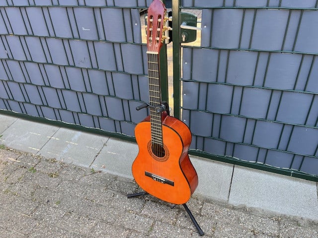 2 Gitaren Martinez en Santana met standaard