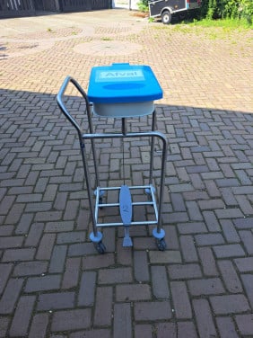MOOI KLEIN RVS AFVAL KARRETJE
