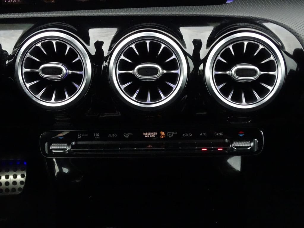 Mercedes-Benz A-Klasse 180 business solution amg | pano | led | el trekhaak