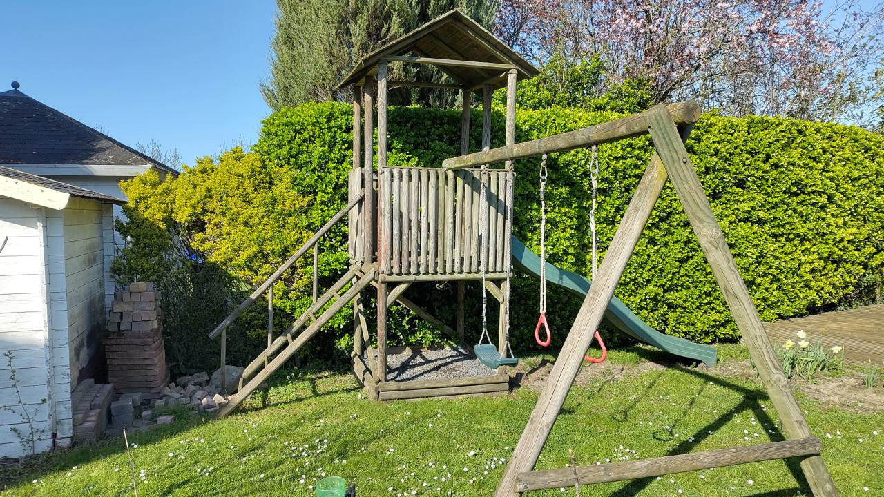 Speelhuisje met glijbaan en schommel