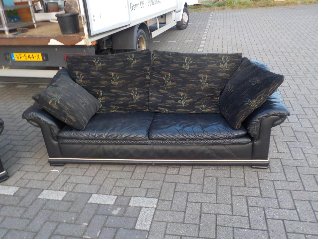 Leren 3 ( 210 cm ) + 2 ½ zits ( 175 cm )met stoffen kussens in goede staat