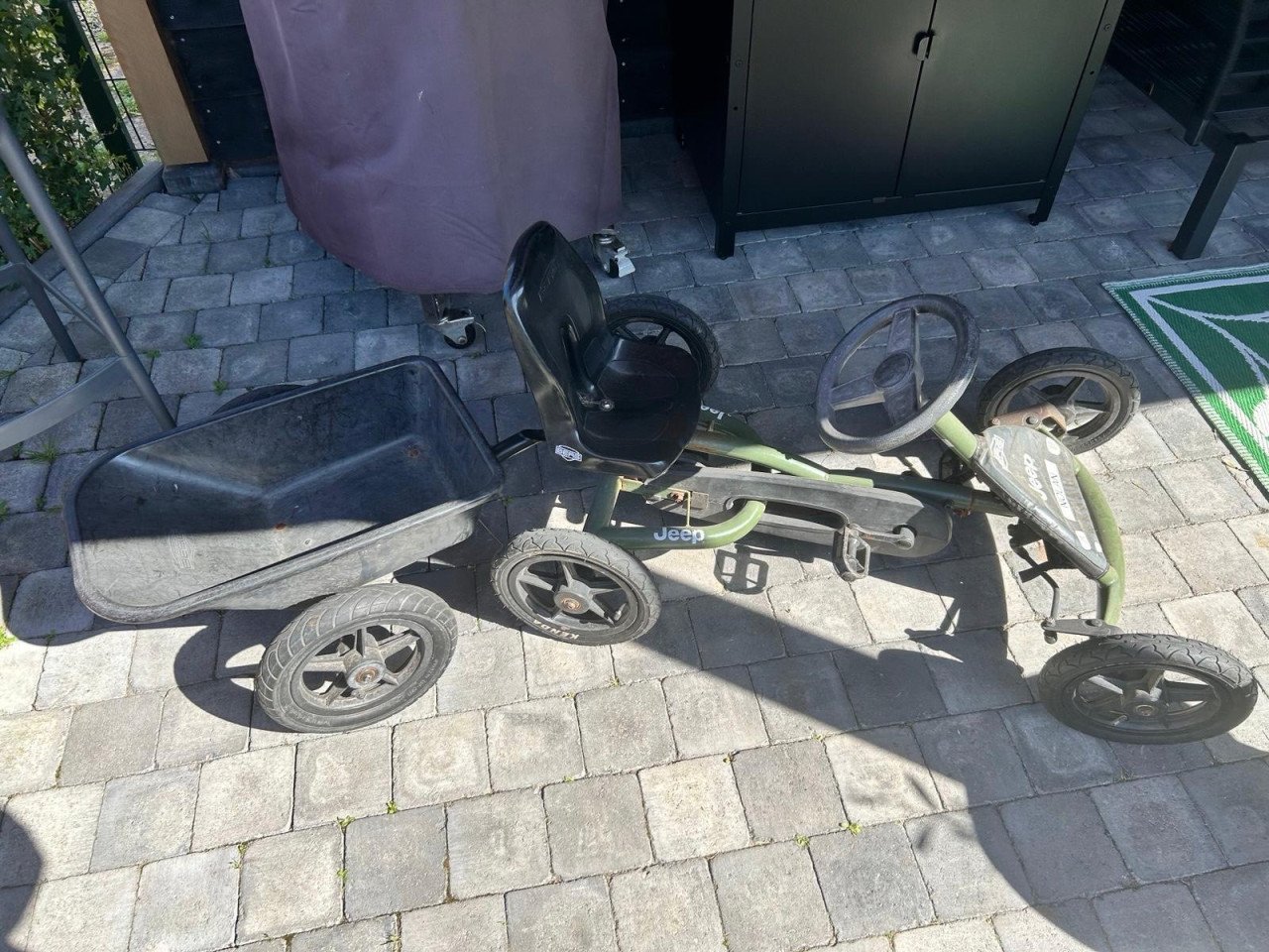 Berg Jeep skelter met kar