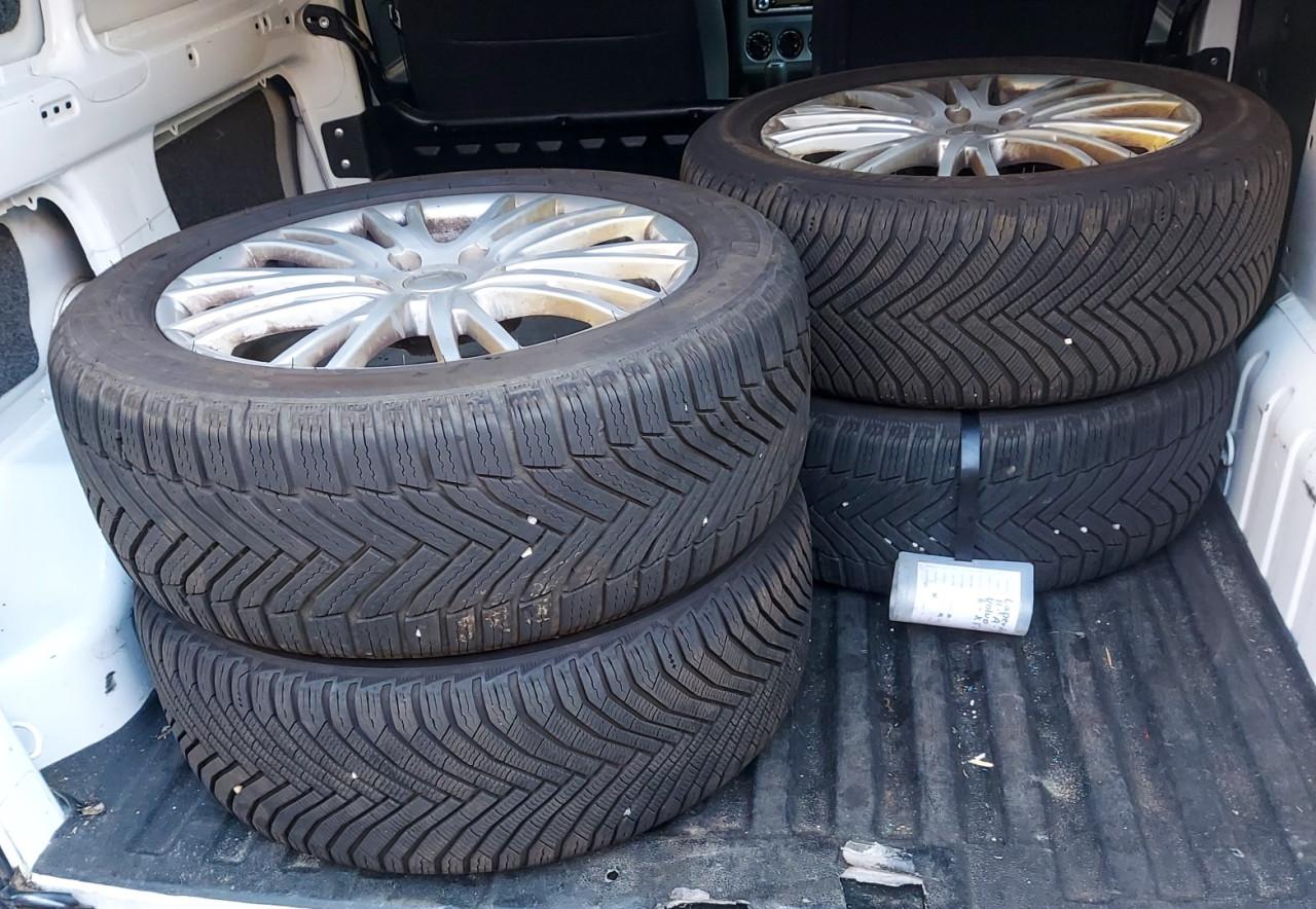 Winterbanden 225/50/17ïnch  met lichtmetalen velgen+sneeuwkettingen