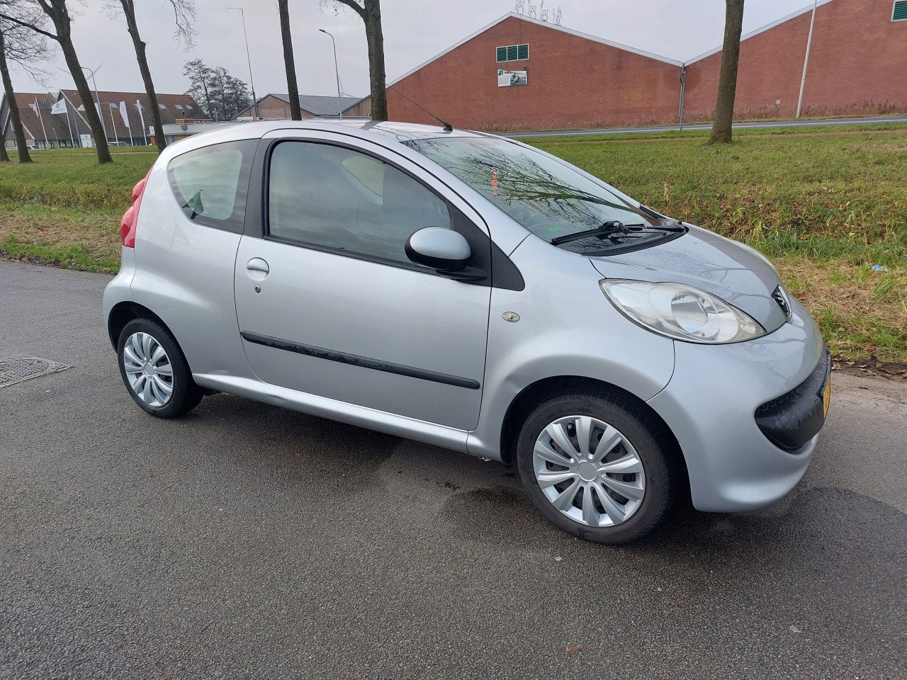 Peugeot 107 bj 2006 1600 euro