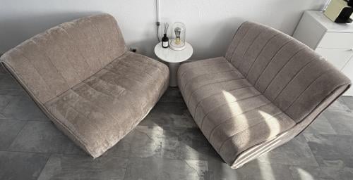 Twee comfortabele bankjes