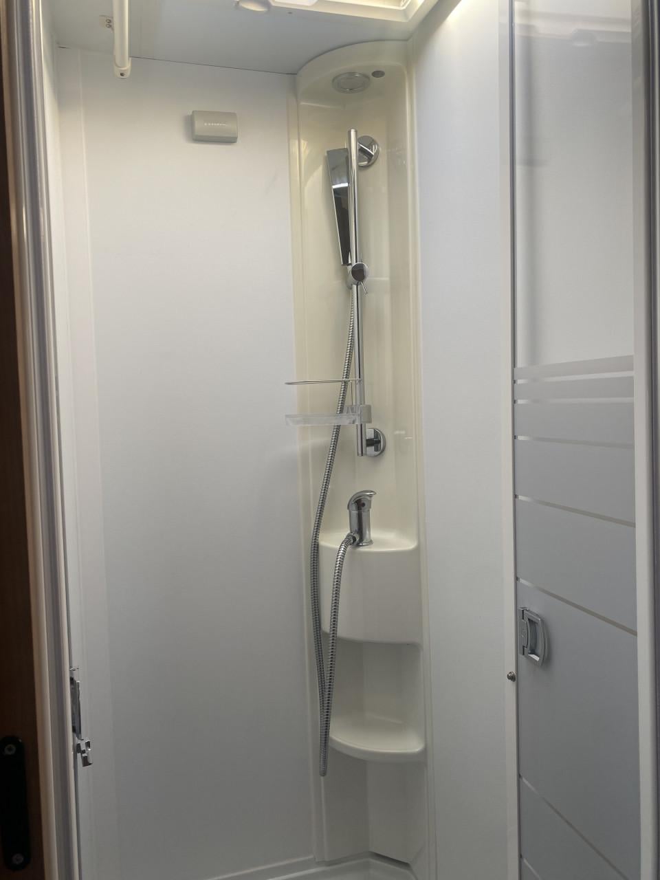 Adria Matrix 670DL - Luxe gezinscamper vol comfort en vrijheid!