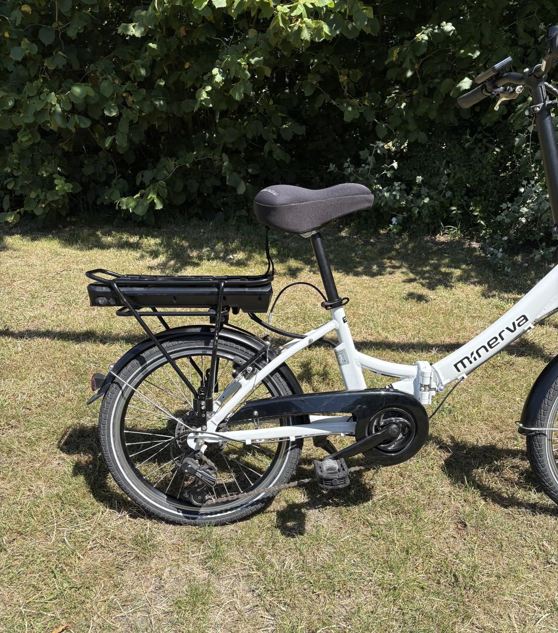 Nette witte Minerva elektrische vouwfiets 7 versnellingen