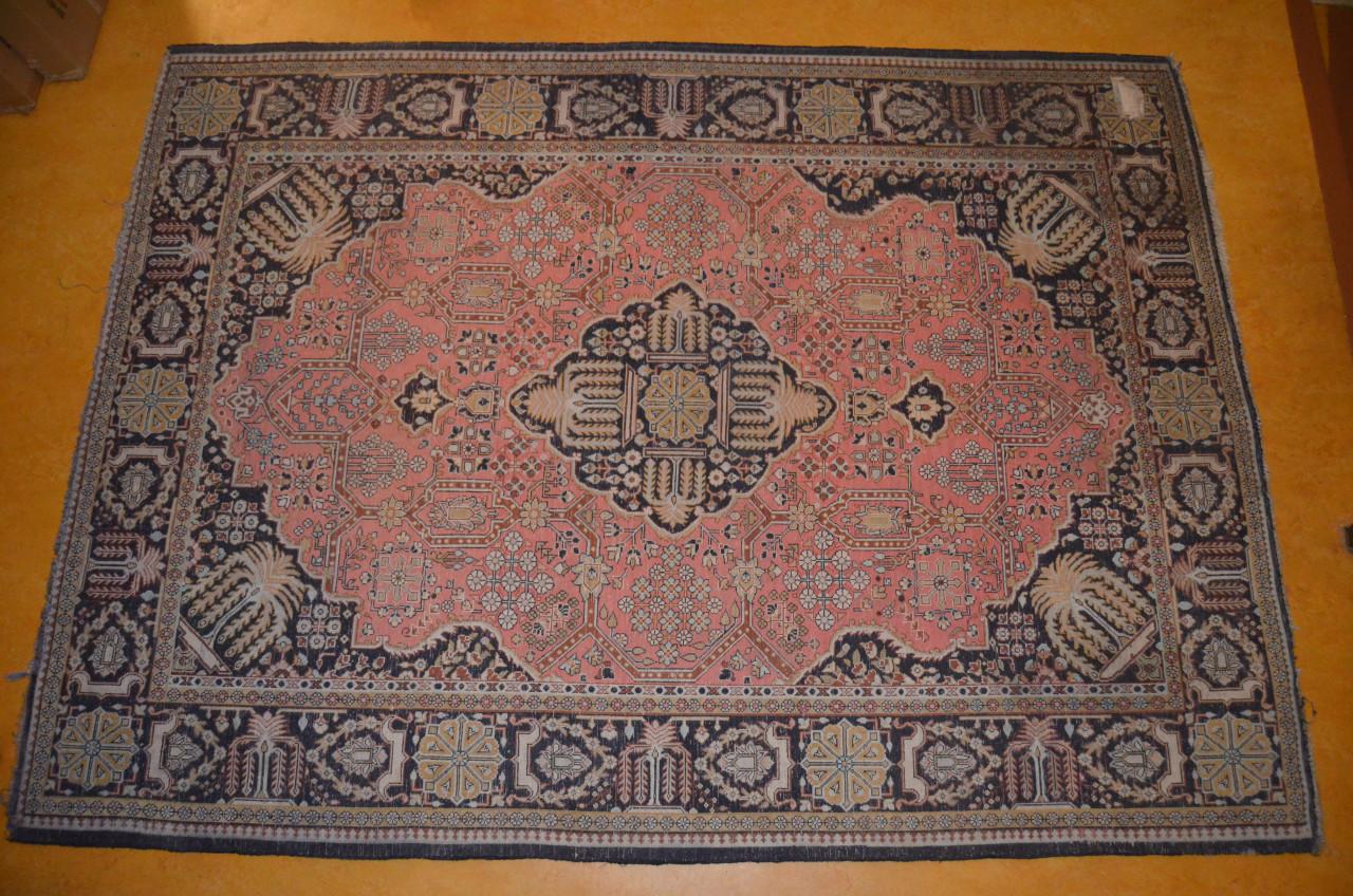 Klein Perzisch tapijt, ook deze kan niet echt vliegen.......