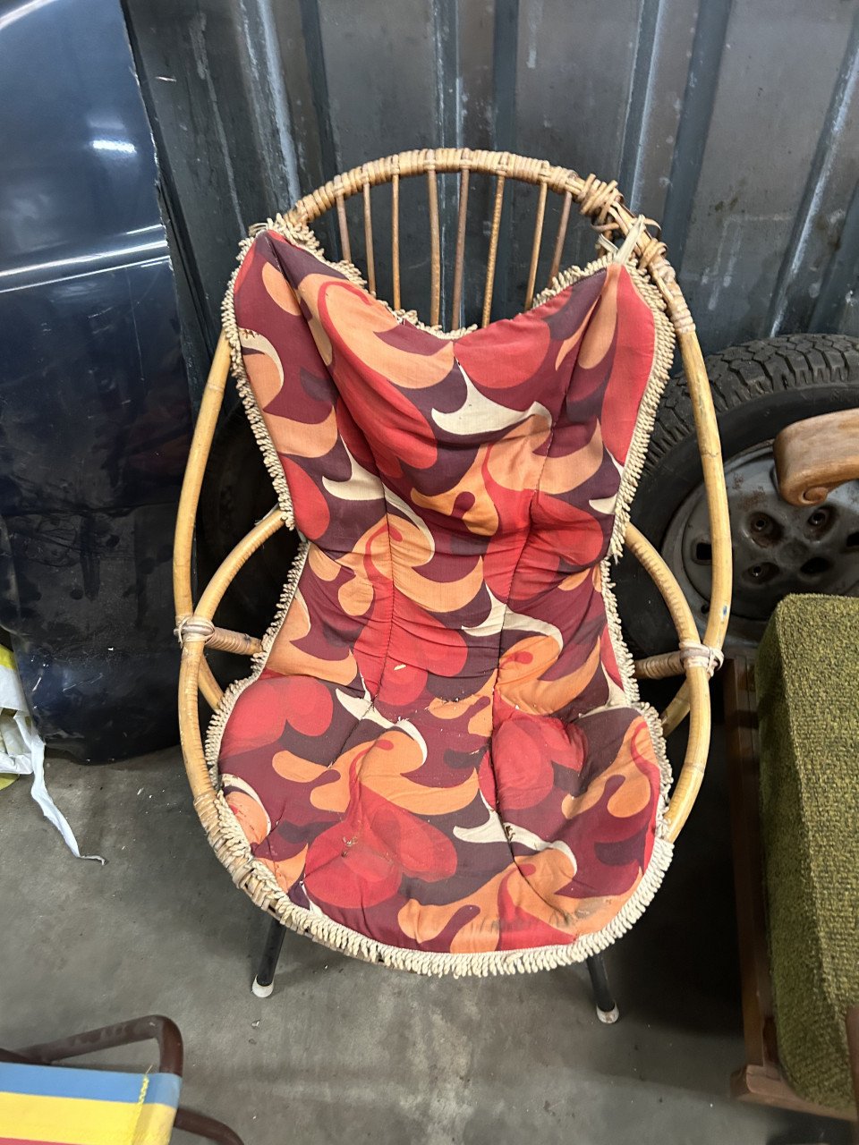 Brocante; rotan stoeltje, rookstoel, etc