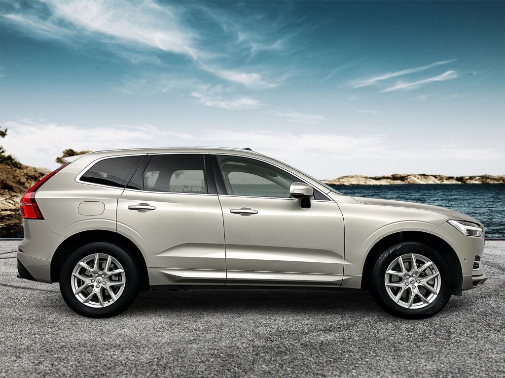Volvo XC60 t8 390pk recharge momentum|