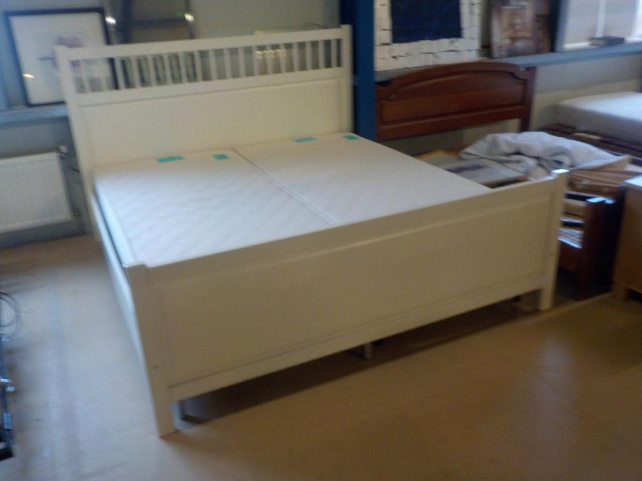 Ledikant 180 x 200 cm met verstelbare bodems in goede staat zonder matras