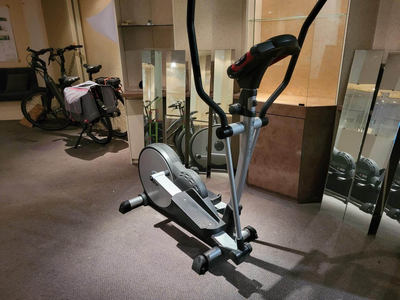 Eettafel als nieuw! En hometrainer