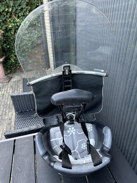 Bobike kinderzitje aan het stuur