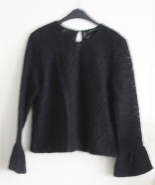 Zwarte truitje lange mouwen open gewerkt maat L