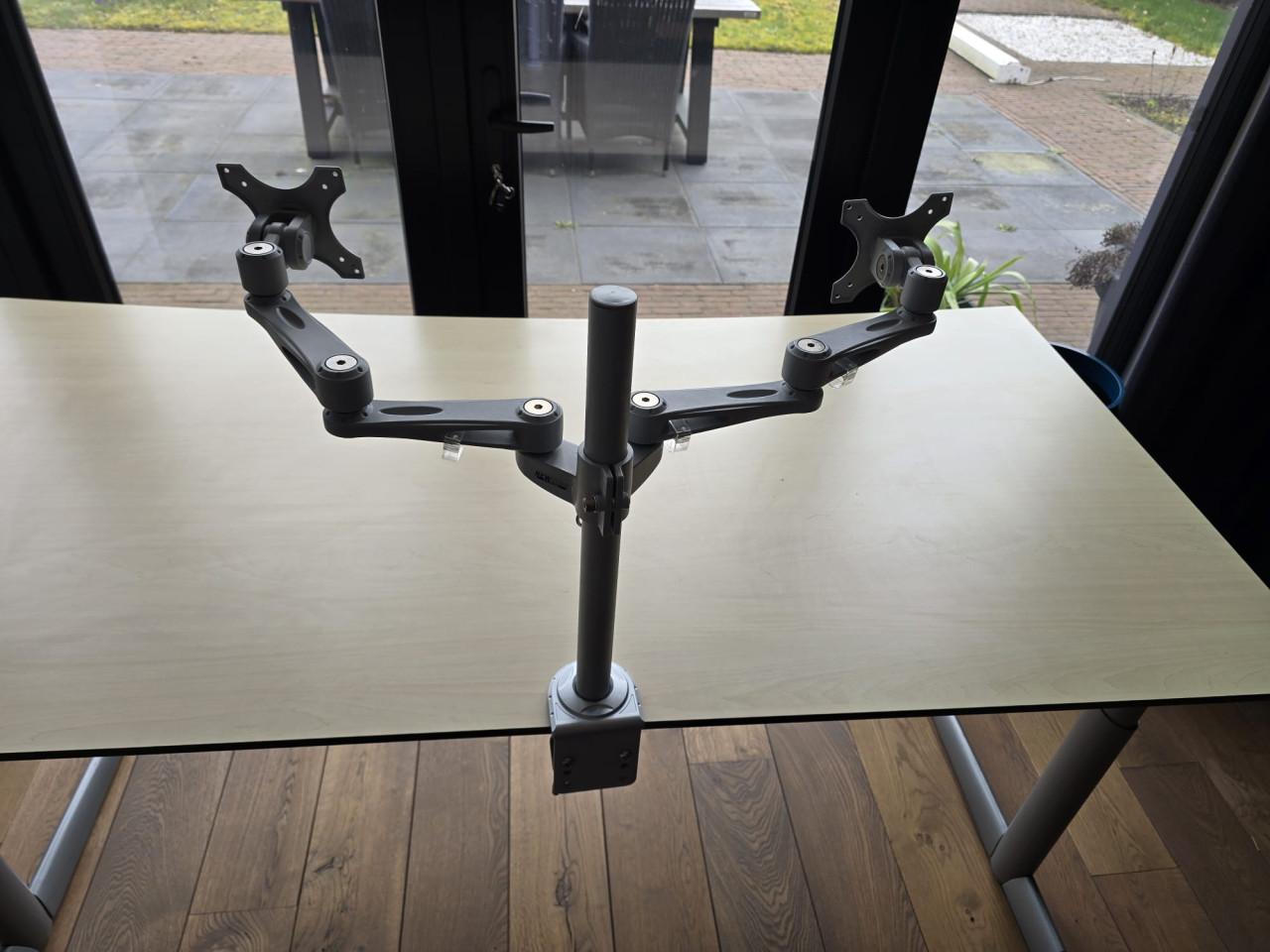 Ahrend bureau, Ahrend bureaustoel en dubbele monitor steun izgs