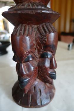 0'houten kunstwerk met 4 hoofden uit voormalig Belgisch Congo