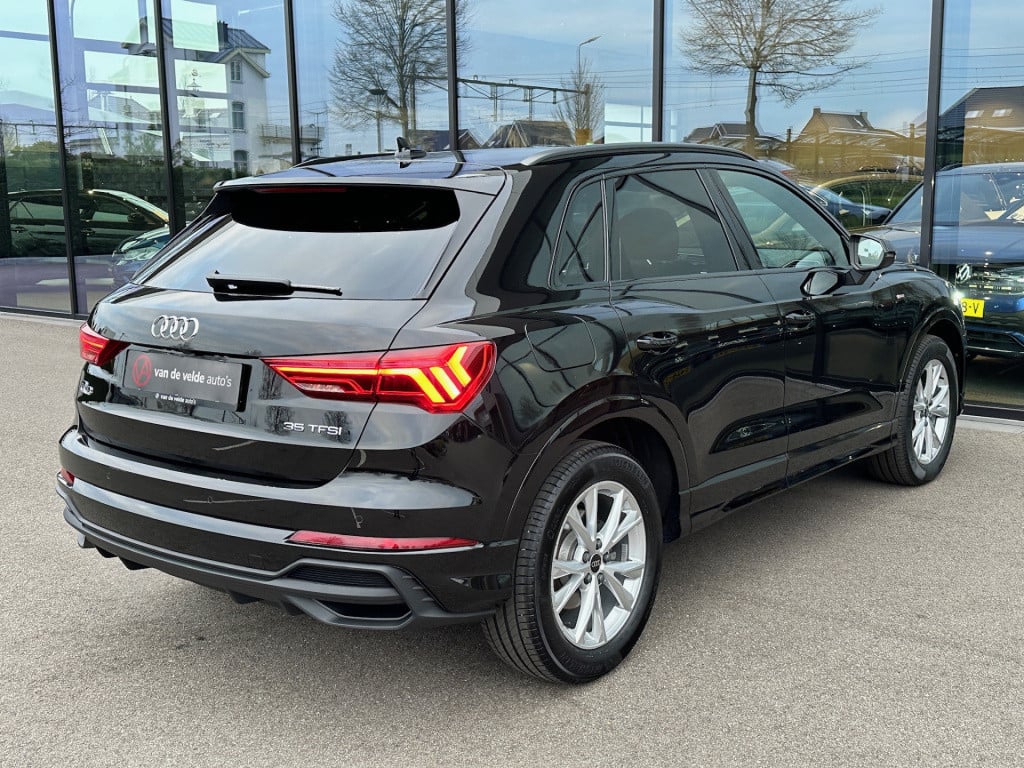 Audi Q3 35 tfsi s-line | panoramadak | zwart optiek | trekhaak | camera | e