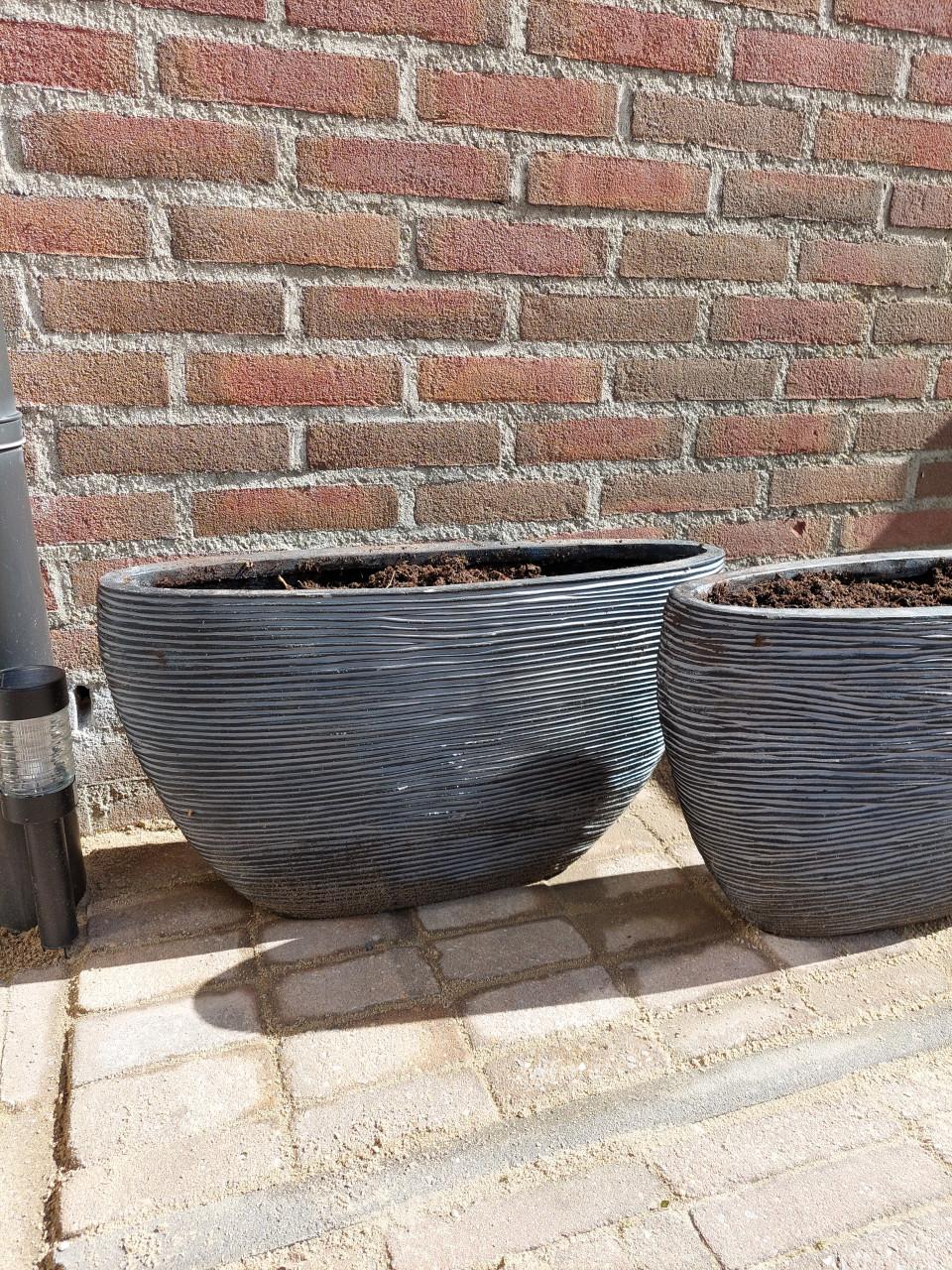2 zwart/antraciet stenen plantenbakken in goede staat