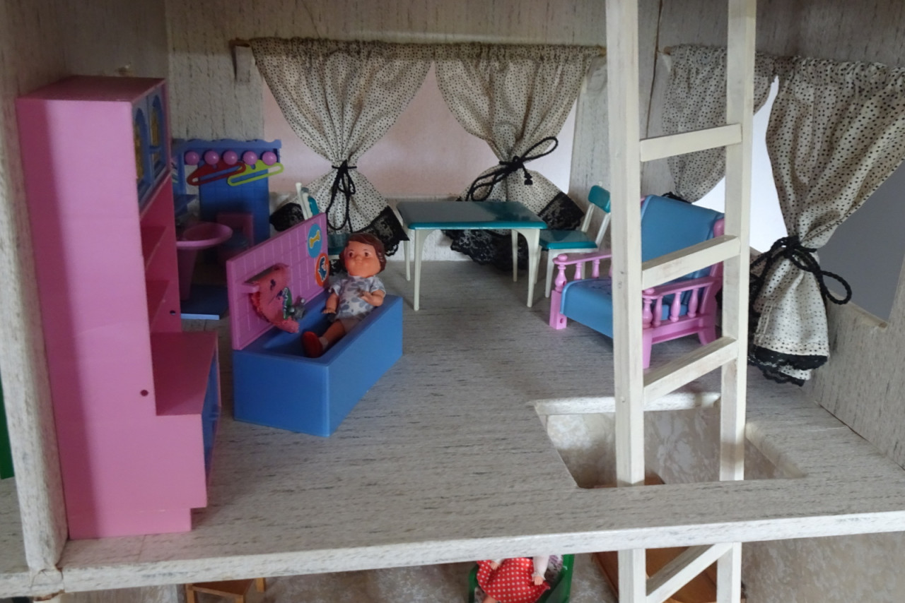 Poppenhuis met inrichting