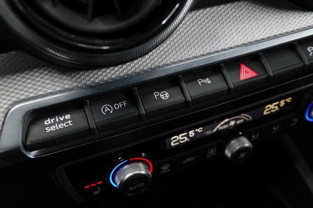 Audi Q2 1.5 tfsi | stoelverw. | trekhaak | camera | keyless |