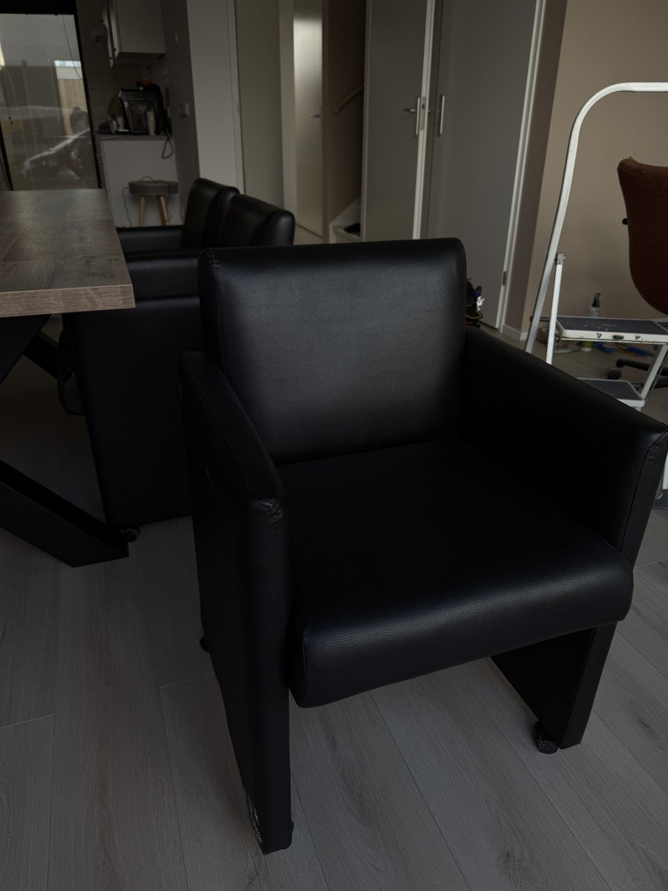 Eettafel mangohout met X poot en vier lederen stoelen