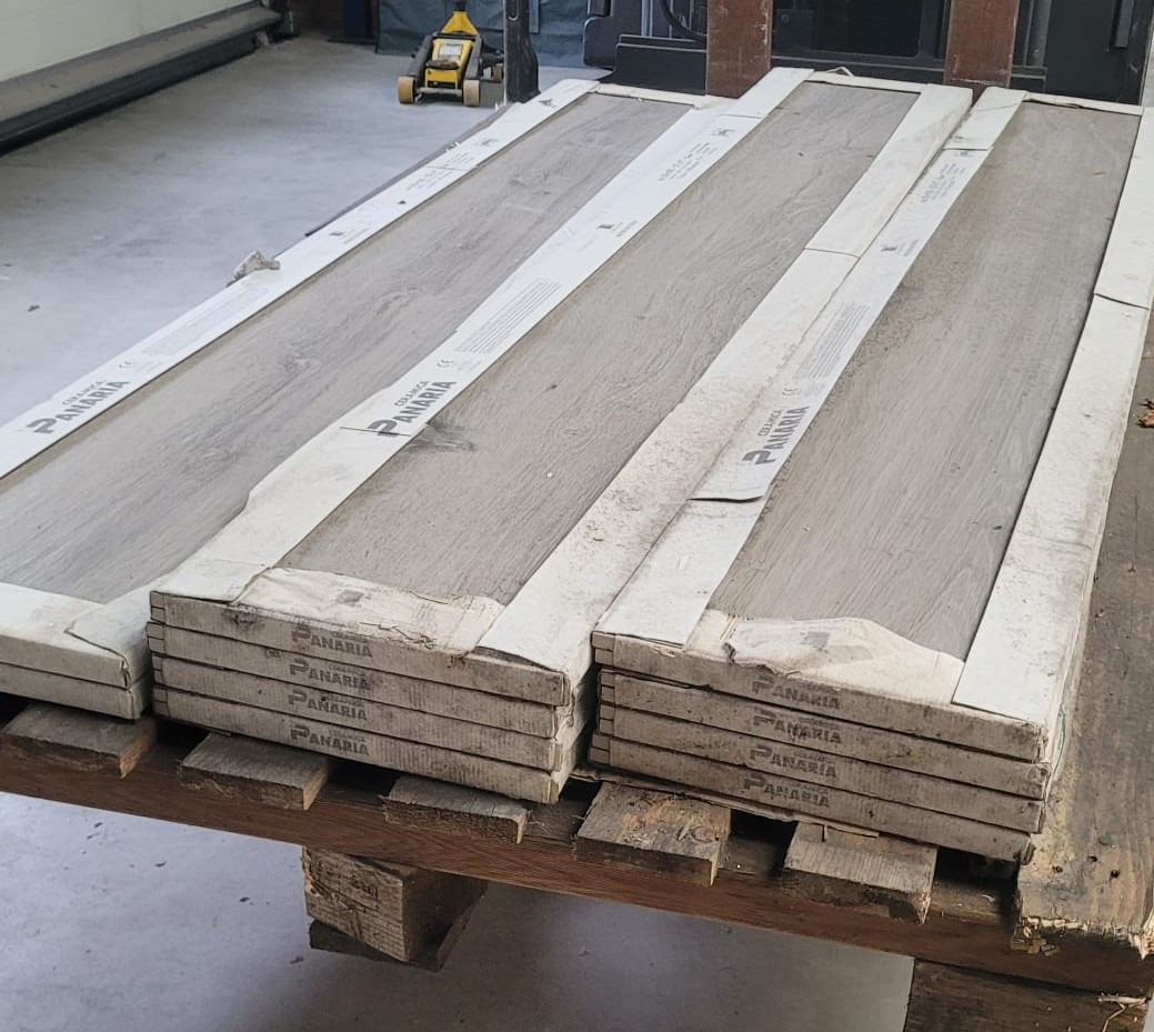 3030-185 ca 10 m² houtlook tegels, 30x180 cm, van € 83,50 per m² voor