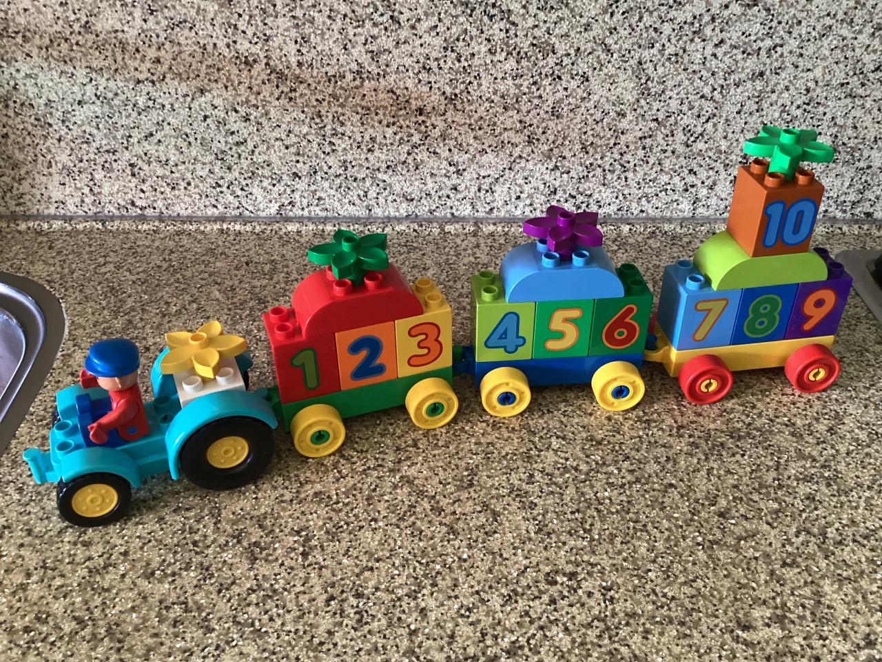 Lego. Duplo.  Voertuigje + met bestuurder en aanhangwagentjes met nummers,