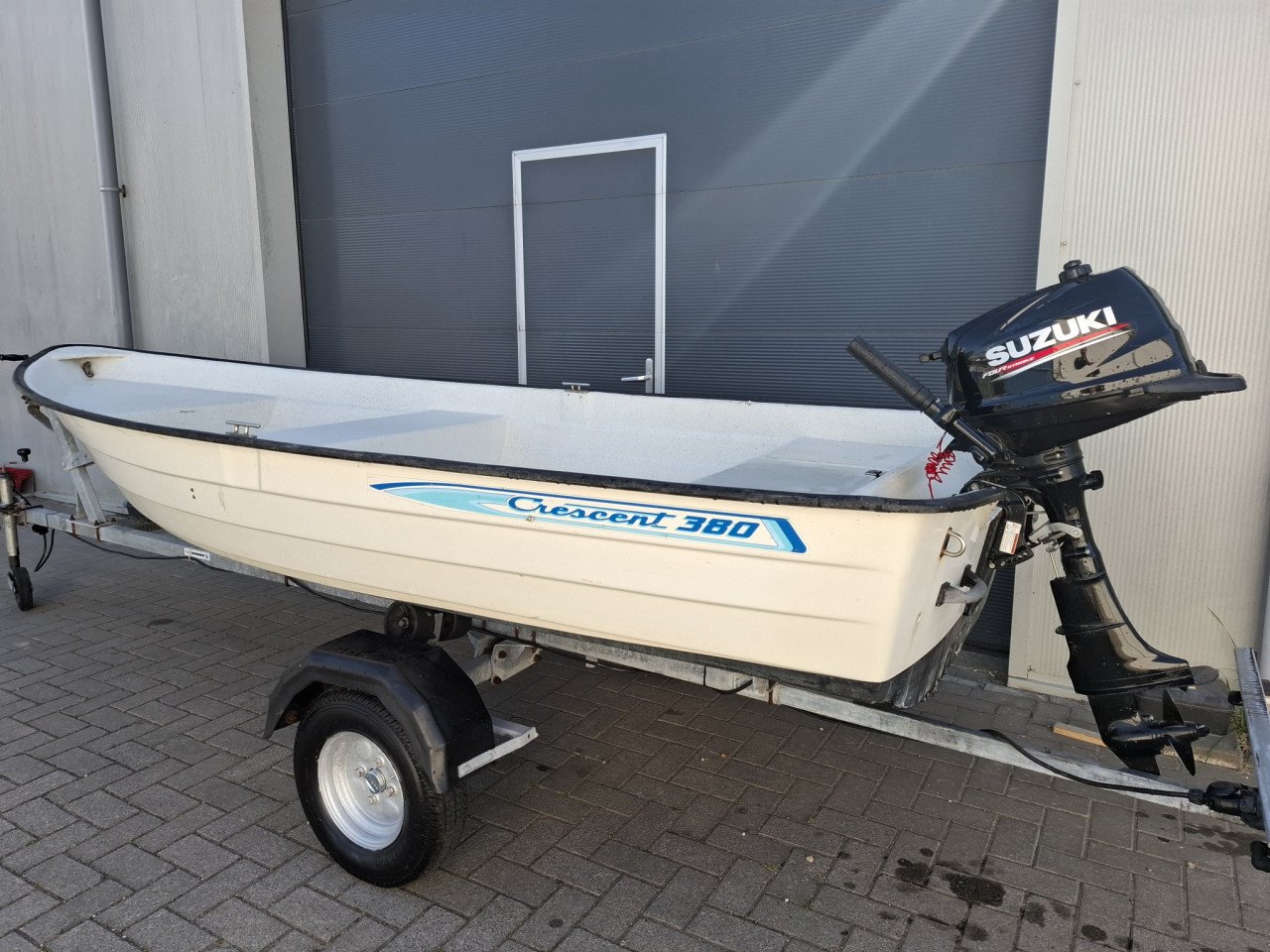 Cremo Crescent 380 met Suzuki 6pk 4takt en Kalf trailer
