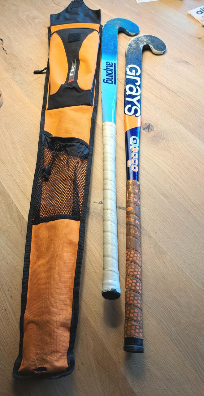 2x hockeystick in tas Grays en Auping
