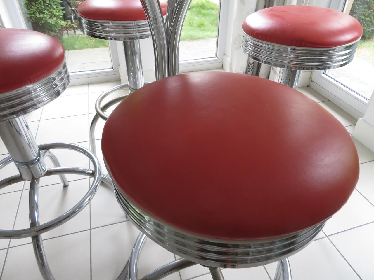Fifties/sixties barkrukken en statafel