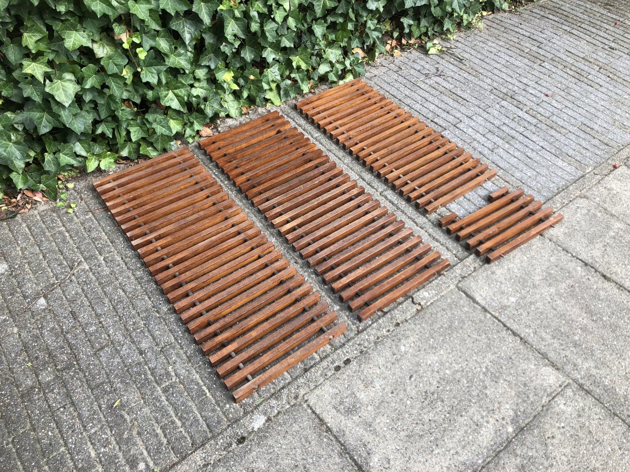 Houten convector rooster teak en raamkozijn meranti