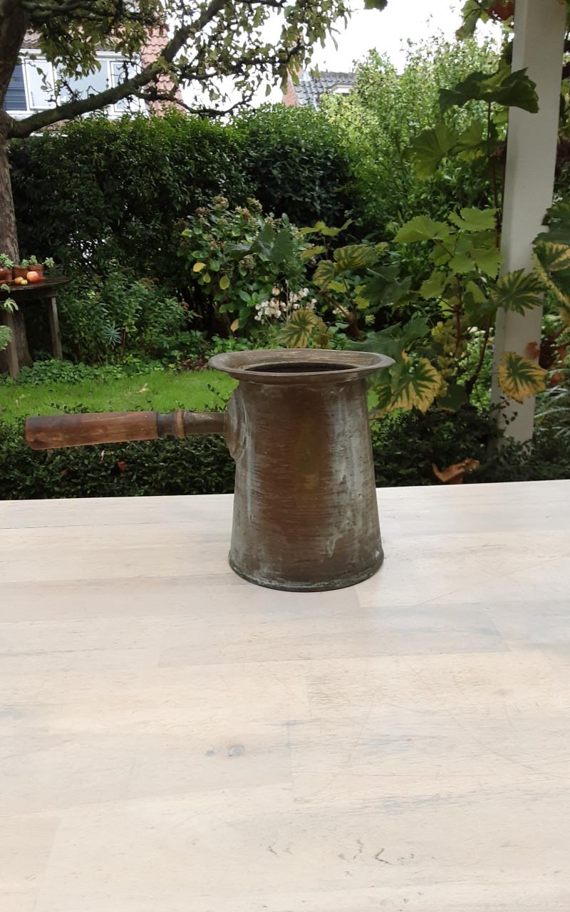 Koperen kan met houten steel