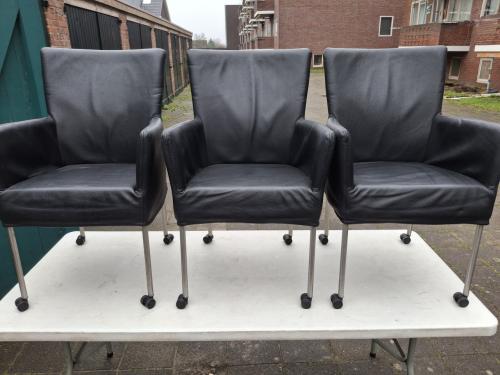 3 x leren stoelen op wieltjes
