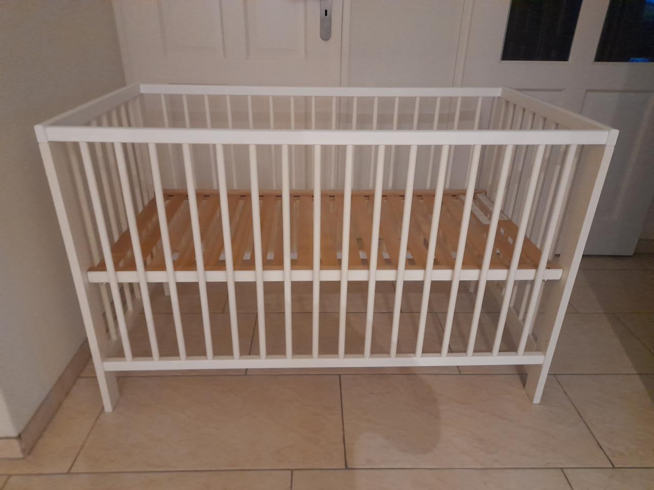 Wit ledikantje (in hoogte verstelbaar ) in goede staat !GERESERVEERD