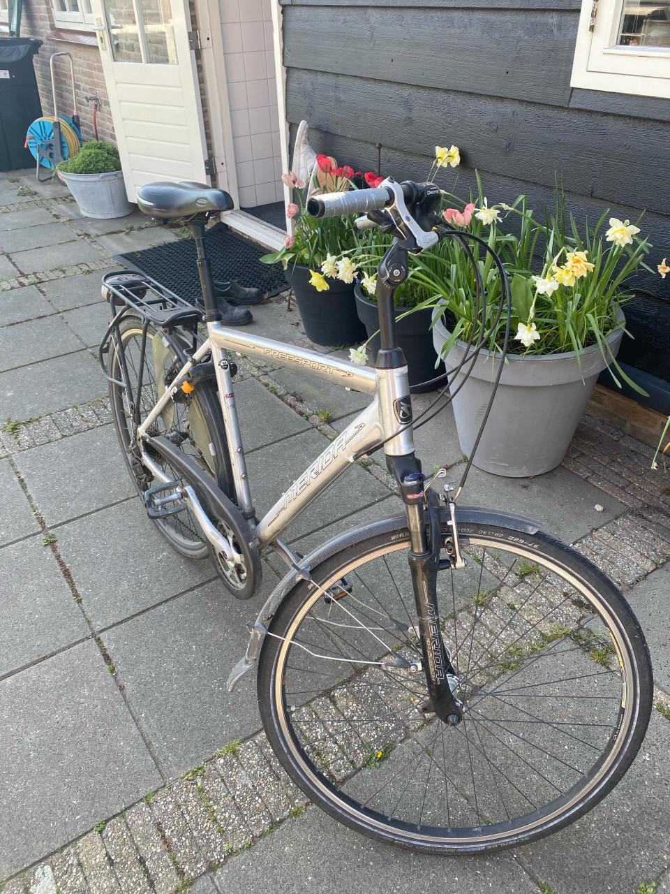2 fietsen Gazelle Avignon en Merida freesport